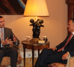Su Majestad el Rey durante su encuentro con el Presidente de la República Portuguesa, Aníbal Cavaco Silva